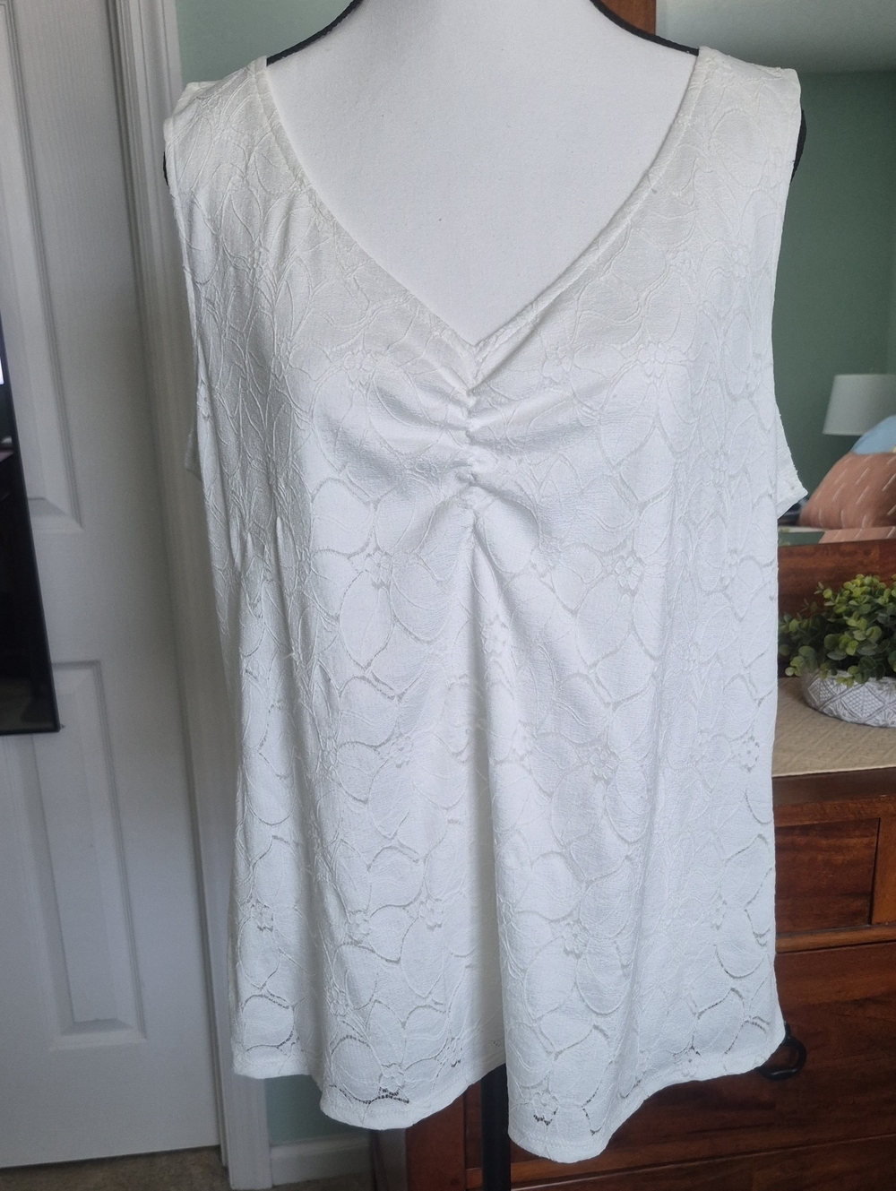 C. Wonder White Lace-Texture V-Neck Sleeveless Camisole